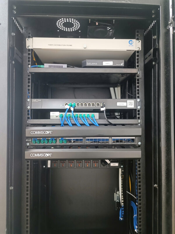 Tủ rack mạng doanh nghiệp do CPTECH thi công