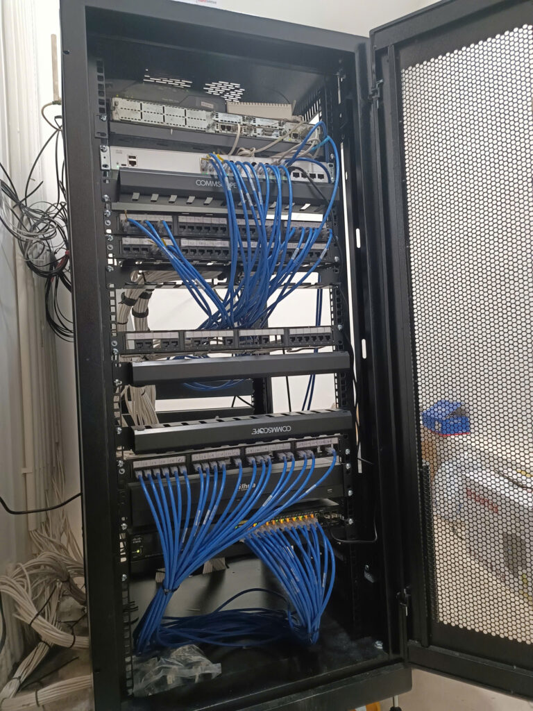 Đấu nối cáp mạng trong tủ rack