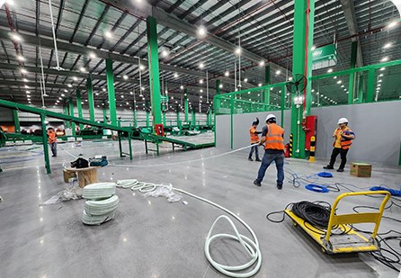 Đội kỹ thuật kéo cáp trong nhà xưởng