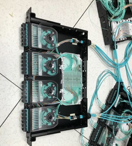Hộp phối quang và dây nhảy quang được đấu nối gọn gàng trong tủ mạng