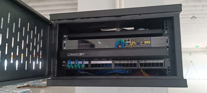 Tủ mạng treo cột đấu nối patch panel CommScope