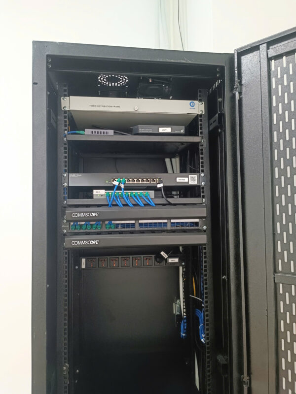Tủ rack mạng trung tâm đã lắp đặt thiết bị