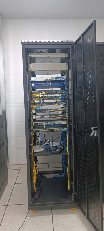 Tủ rack trong phòng máy chủ sàn nâng