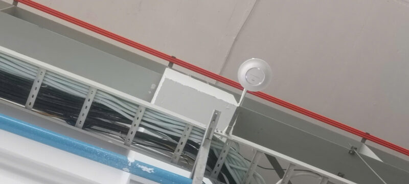 Access point WiFi lắp cạnh máng cáp trên trần