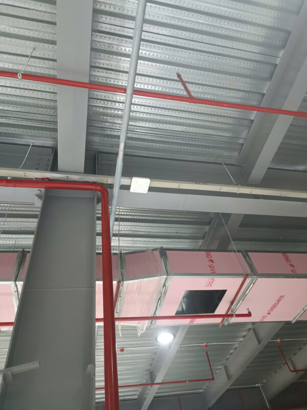 Tuyến dây đi trên trần nhà xưởng