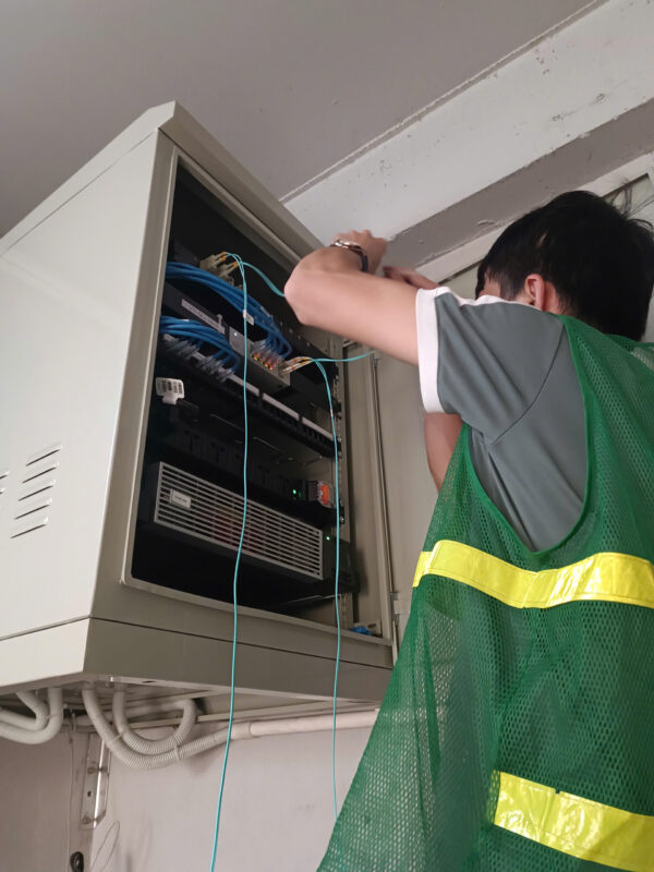 Kỹ thuật viên CPTECH đấu nối cáp trong tủ mạng treo tường